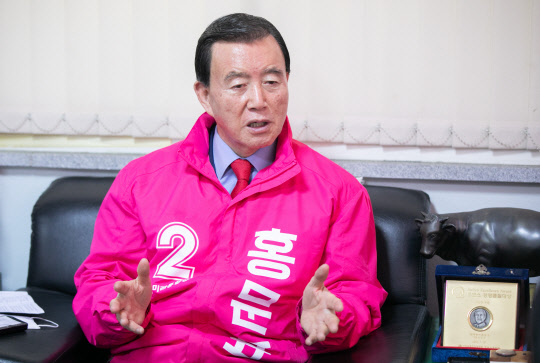 홍문표 미래통합당 충남 홍성·예산 후보 인터뷰.   박동욱기자 fufus@